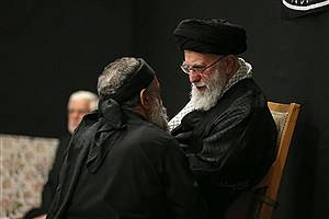 ببینید | محمود کریمی در حضور خامنه‌ای، در شب عاشورا، نسخه دستکاری ترانه «ای ایران» خواند