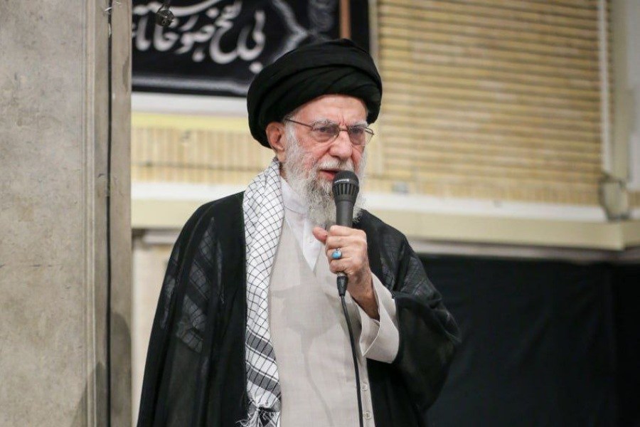 تصویر علی خامنه‌ای، رهبر جمهوری اسلامی: به کوری دشمن، ایران را به اوج ترقی و افتخار می‌رسانیم