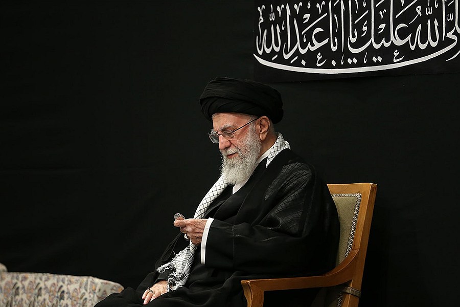 تصویر «امام غایب»؛ علی خامنه‌ای، رهبر جمهوری اسلامی پس از جنگ ۱۲ روزه در حال محو شدن زیر سایه‌هاست