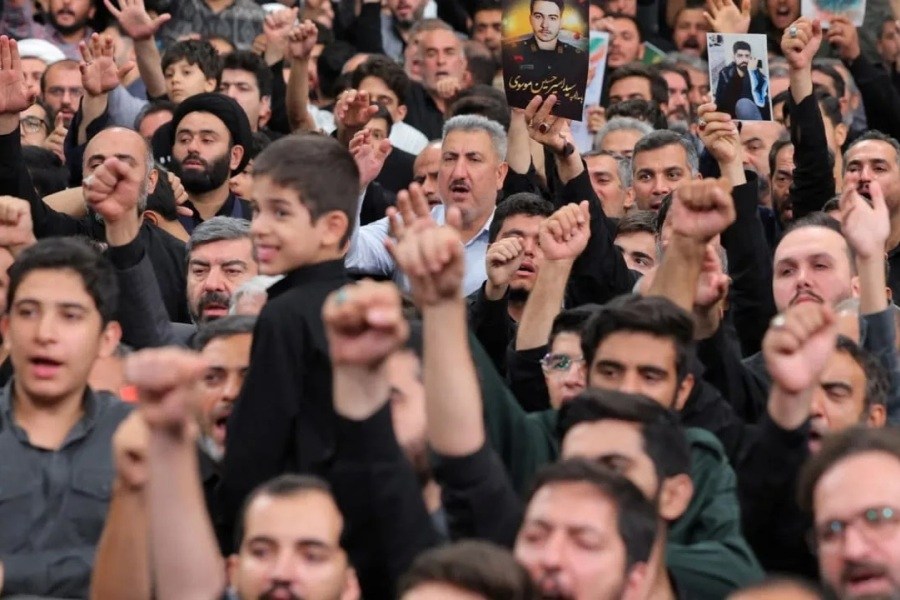 تصویر تئاتر قربانی‌نمایی: چگونه جمهوری اسلامی ذهن‌ها و ملت‌ها را مسموم می‌کند و فریب می‌دهد؟