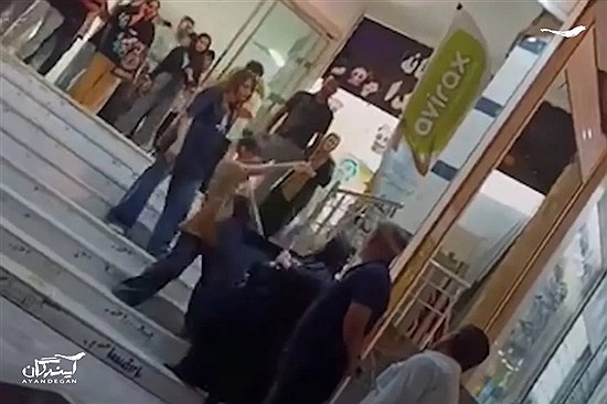 ببینید | دو دختر نوجوان در فسا در پی درگیری با یک زن «آمر به معروف» بازداشت شدند
