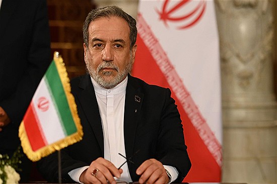 عراقچی: تردد کشتی‌های تجاری در تنگه هرمز کاملا آزاد است/ نفت ۱۱ درصد ارزان شد