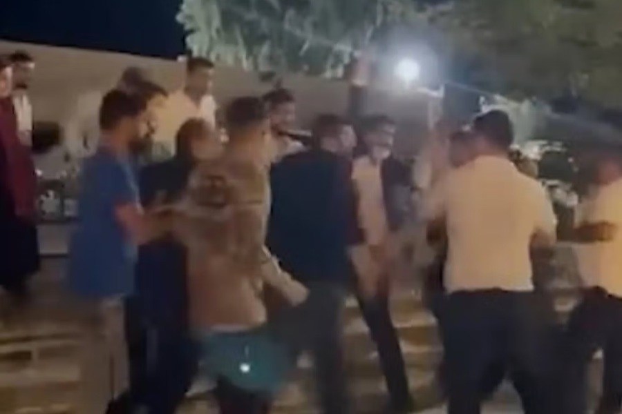 تصویر ماموران لباس‌شخصی در قم با اسلحه به‌ چند زن به‌دلیل قلیان کشیدن حمله کردند