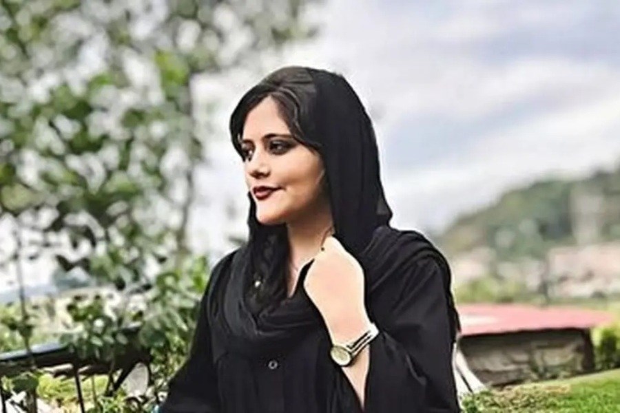تصویر «ژینا جان؛ تو در اکنون و آینده ما، در روح زمانه ما و در تمام این تاریخ، جاری و سرشاری»