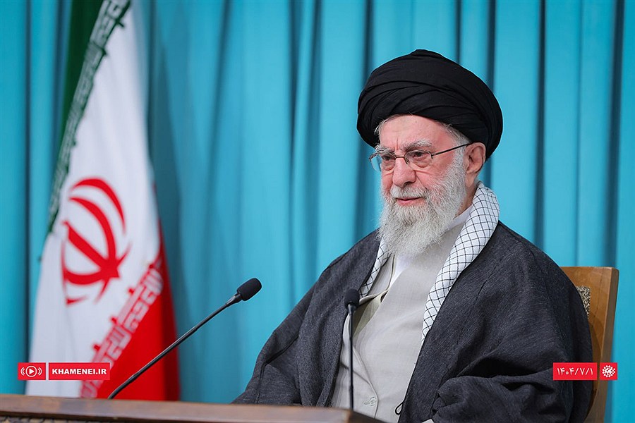 تصویر خامنه‌ای پس از سخنرانی ترامپ: مذاکره با آمریکا نه تنها هیچ سودی برای ما ندارد، بلکه ضررهای جبران‌ناپذیری دارد