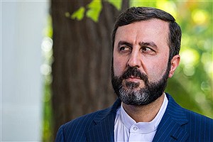 یک دیپلمات زن غربی: غریب‌آبادی بسیار چشم‌چران است و هنگام مکالمه به سینه زنان خیره می‌شود