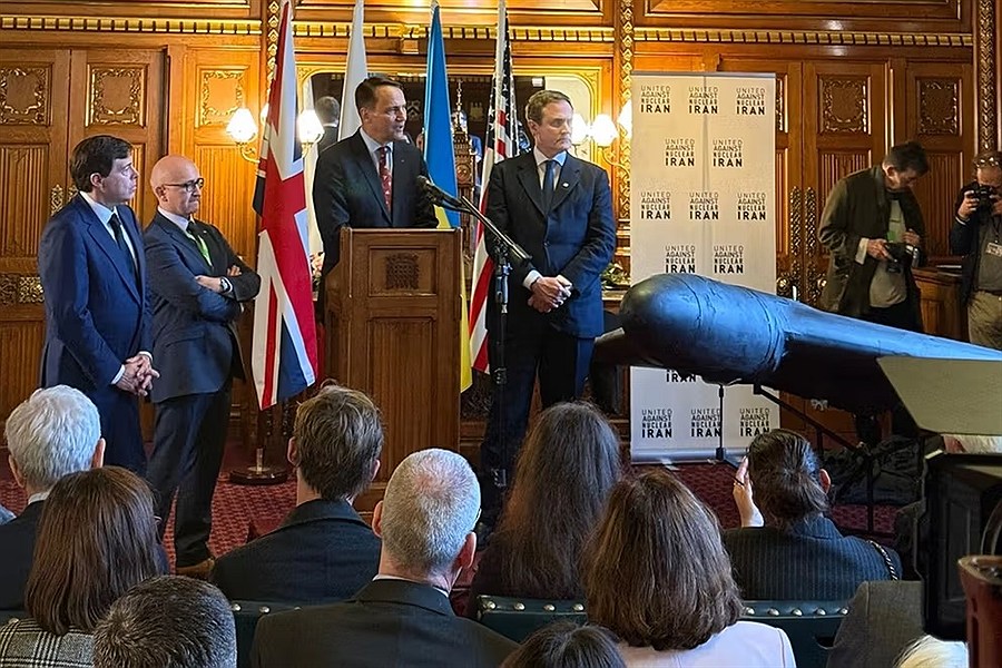 تصویر نمایش لاشه یک پهپاد شاهد-۱۳۶ ایرانی در پارلمان بریتانیا، سرنگون شده در لهستان