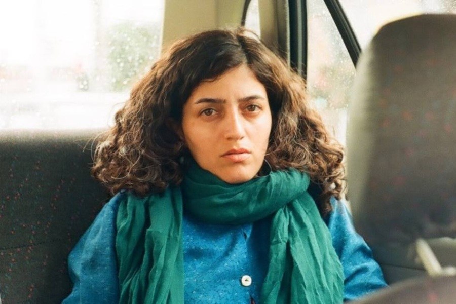 تصویر تفتیش خانه مرضیه رسولی روزنامه‌نگار، توسط مأموران امنیتی