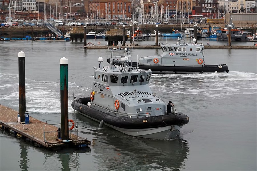 تصویر پناهجوی ایرانی اخراج شده از بریتانیا دوباره با قایق به این کشور بازگشت