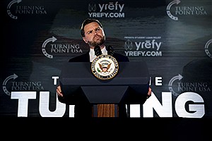 جی‌دی ونس: ترامپ تاسیسات اتمی ایران را نابود کرد اما به توصیه چارلی کرک وارد جنگ طولانی نشد