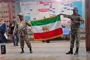 ببینید | پرچم شیر و خورشید در دست دو نفر با لباس نظامی در متروی تهران&#47; هر دو نفر بازداشت شدند