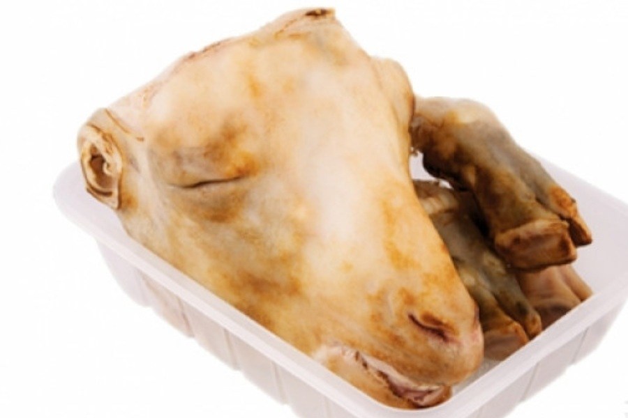 تصویر کشف ۱۰ تن کله‌پاچه فاسد در یک انبار غیرمجاز در اصفهان