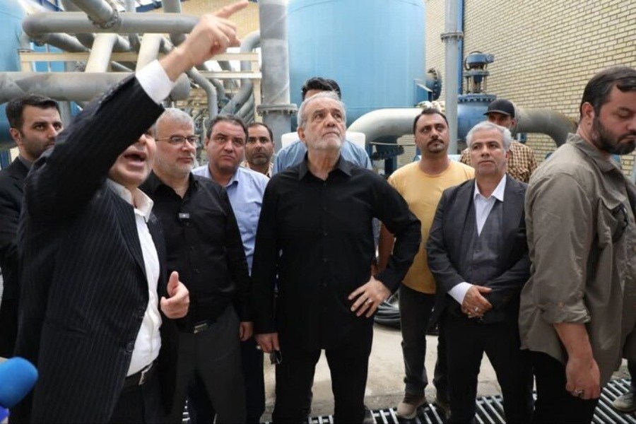 تصویر پزشکیان: انتقال پایتخت دیگر انتخاب نیست، اجبار است&#47; مشکل آب تهران حل‌نشدنی است&#47; بنزین ۶۰ هزار تومانی را ۱۵۰۰ تومان می‌فروشیم