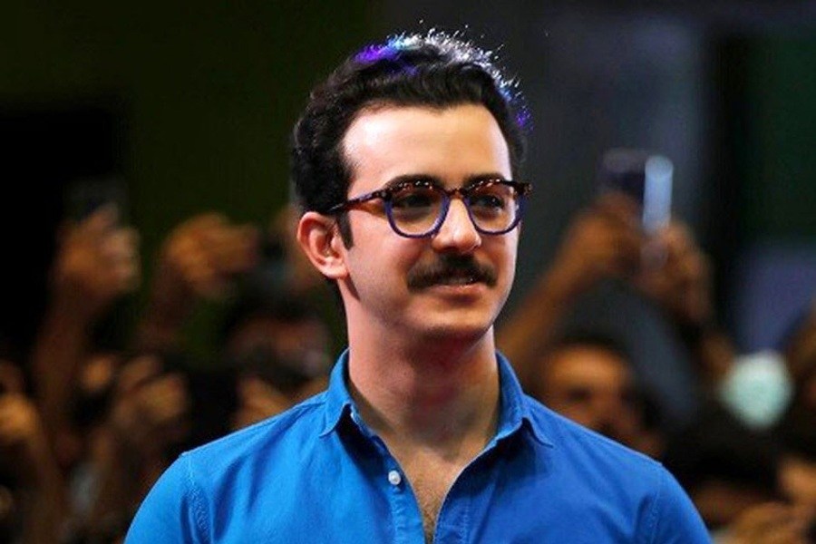 تصویر علی شادمان و ۲۰ هنرمند دیگر در حمله ماموران به جشن تولد او بازداشت شدند