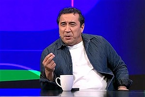 ببینید | پس از فحاشی در پخش زنده؛ خداداد عزیزی، آلت تناسلی به تماشاگران حواله کرد: من دارم، خیلی هم گنده دارم!