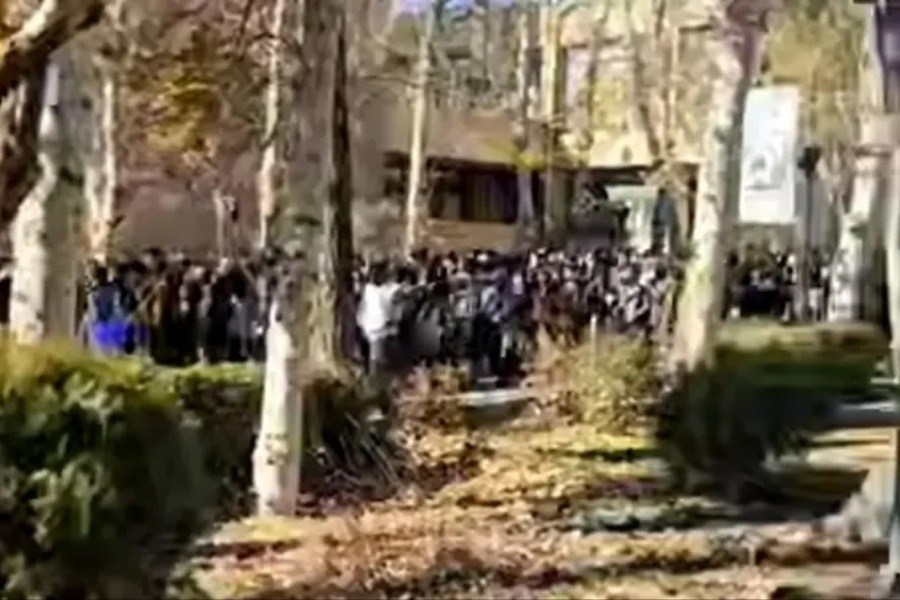 تصویر دانشگاه‌های با شعار علیه خامنه‌ای به اعتراضات بازاریان پیوستند/ تعدادی از دانشجویان بازداشت شدند