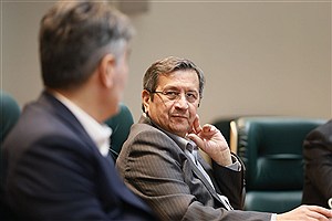 همتی پس از بازگشت به بانک مرکزی: قول می‌دهم ثبات اقتصادی را به جامعه برگردانم