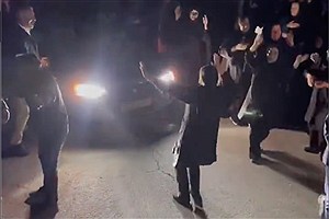 ببینید | عزاداری حزن‌انگیز مادر اسماعیل قریشوندی، جوان کشته‌شده در ایذه استان خوزستان