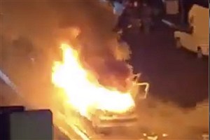 ببینید | آتش زدن چندین خودروی نیروهای امنیتی توسط معترضان در زیر پل ستارخان تهران