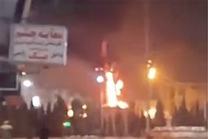 ببینید | آتش‌زدن مجسمه قاسم سلیمانی در کرمان در شامگاه ۱۸ دی ۱۴۰۴