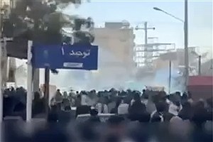 ببینید | شلیک گاز اشک‌آور و گلوله ساچمه‌ای به نمازگزاران در زاهدان، ۱۹ دی ۱۴۰۴