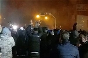 ببینید | فرار بسیجیان به پشت بام پایگاه بسیج میدان گرگان تهران، ۱۸ دی ۱۴۰۴