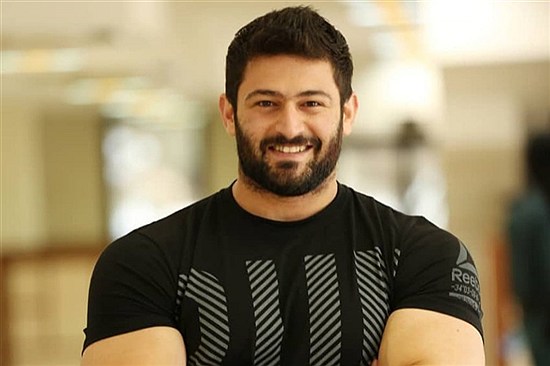 ببینید | بی‌تابی پدر جاویدنام مسعود ذات‌پرور در لحظه تحویل سال نو بر مزار پسرش