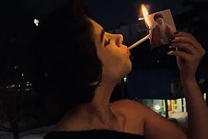 اعتراض نمادین دختران دهه‌هشتادی ایرانی که ترند جهانی شد؛ روشن کردن سیگار با تصویر علی خامنه‌ای!