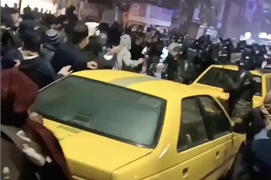ببینید | درگیری تن‌به‌تن مردم معترض ارومیه با ماموران سرکوب جمهوری اسلامی، ۲۲ دی ۱۴۰۴