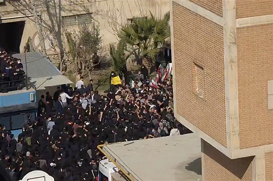 روز دوم خیزش دانشجویی در حمایت از انقلاب ملی ایرانیان؛ بسیجیان به دانشجویان معترض حمله کردند