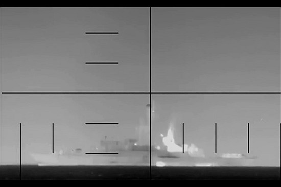 ببینید | لحظه انفجار و غرق شدن ناوشکن دنا توسط زیردریایی آمریکایی