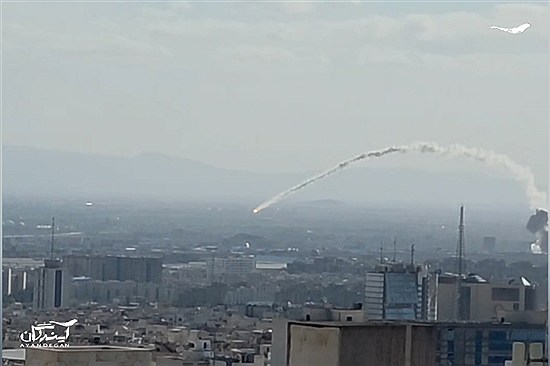 ببینید | سقوط یک موشک بالستیک شلیک شده سپاه از تهران در منطقه مسکونی در تهران