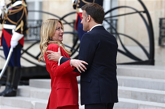 استقبال غیر منتظره امانوئل مکرون از جورجیا ملونی پیش از مذاکرات درباره تنگه هرمز