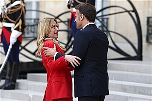 استقبال غیر منتظره امانوئل مکرون از جورجیا ملونی پیش از مذاکرات درباره تنگه هرمز