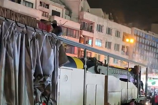 ببینید | نمایش موشک خرمشهر در میدان انقلاب و در تجمع شبانه