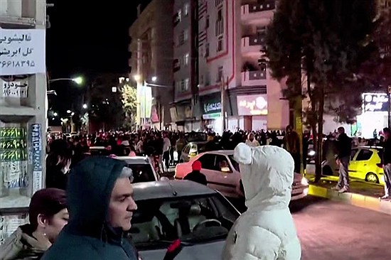 محکومیت یک نفر به زندان به دلیل پخش شیرینی در شب کشته شدن خامنه‌ای در حملات آمریکا و اسرائیل