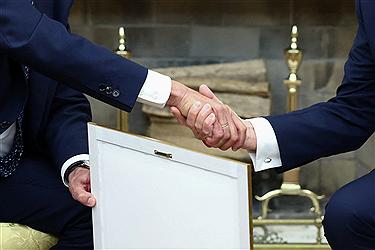 تصویر عکس | هدیه ویژه صدراعظم آلمان؛ شناسنامه پدربزرگ آلمانی ترامپ